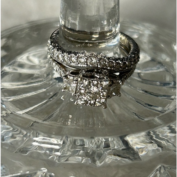 OVER 1 CTW DIAMOND RING SET WITH DIAMOND HEART ON THE SIDES. - Picture 4 of 16